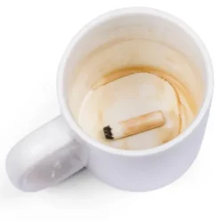 Tasse mit ekliger Attrappe am Boden - Zigarette