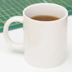 Tasse mit ekliger Attrappe am Boden - Kaugummi