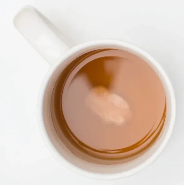 Tasse mit ekliger Attrappe am Boden - Kaugummi