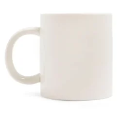 Tasse mit ekliger Attrappe am Boden - Kaugummi