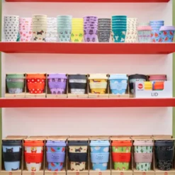 To Go Becher Peanuts - Motiv Snoopy tanzt mit Charlie Brown