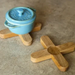 Topfuntersetzer aus Holz im 2er-Set – Servierunterlage kreuzförmig mit Magnetverbindung