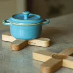 Topfuntersetzer aus Holz im 2er-Set – Servierunterlage kreuzförmig mit Magnetverbindung