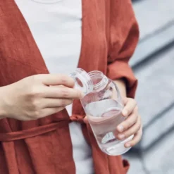 Trinkflasche WATERBOTTLE 500 ml mit Tragegriff, transparent