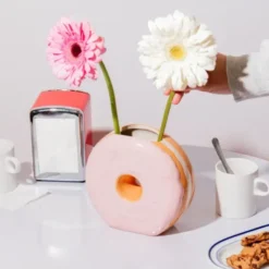 Vase Donut aus Keramik – Deko Vase in rosa Donut-Optik 17 cm