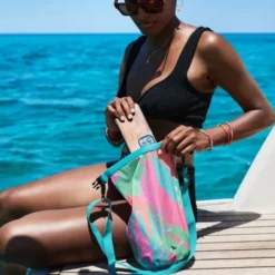 Wasserfeste Tasche 5 l mit buntem Tropenmuster – Drybag mit Rollverschluss & Schultergurt
