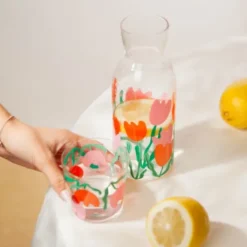 Wasserkaraffe 0,9 l mit Trinkglas – 2-teiliges Trinkset aus Glas mit Blumen-Motiv