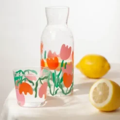 Wasserkaraffe 0,9 l mit Trinkglas – 2-teiliges Trinkset aus Glas mit Blumen-Motiv