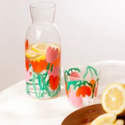 Wasserkaraffe 0,9 l mit Trinkglas – 2-teiliges Trinkset aus Glas mit Blumen-Motiv