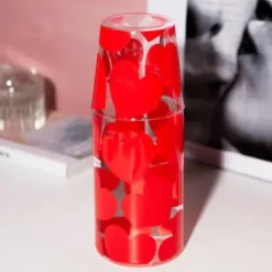 Wasserkaraffe 0,9 l mit Trinkglas – 2-teiliges Trinkset aus Glas mit Herz-Motiv