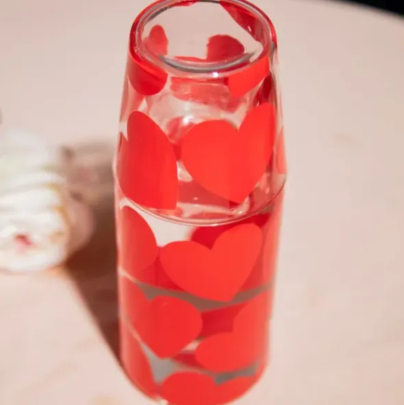 Wasserkaraffe 0,9 l mit Trinkglas – 2-teiliges Trinkset aus Glas mit Herz-Motiv