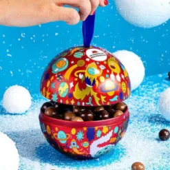 Weihnachtskugel Metall, befüllt mit Knusperkugeln aus Schokolade