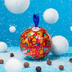 Weihnachtskugel Metall, befüllt mit Knusperkugeln aus Schokolade