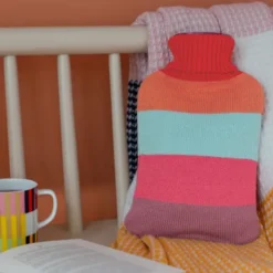 Wärmflasche "Lilli" mit bunten Strickbezug