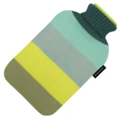 Wärmflasche "Pepe" mit bunten Strickbezug